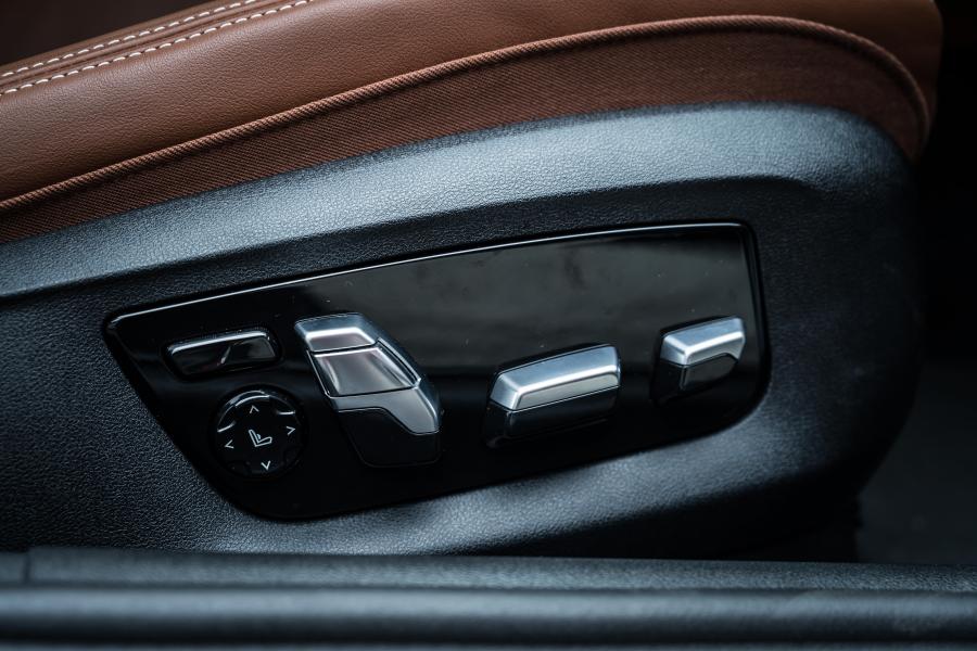 Детали интерьера BMW 540i Sedan M Sport (G30) 2017 года  (JP) (фото 16 из 21)